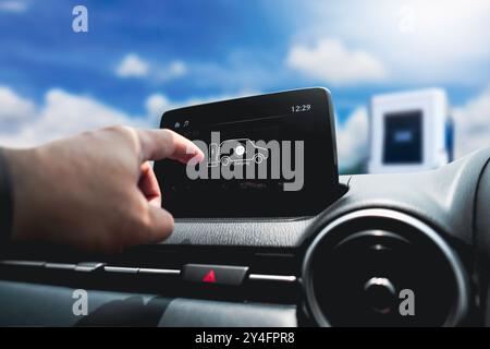 Batterie des Elektrofahrzeugs aufladen, Symbol zum Aufladen der Batterie auf dem Fahrzeugbildschirm angezeigt Konzept der Batterietechnologie des Elektrofahrzeugs Stockfoto