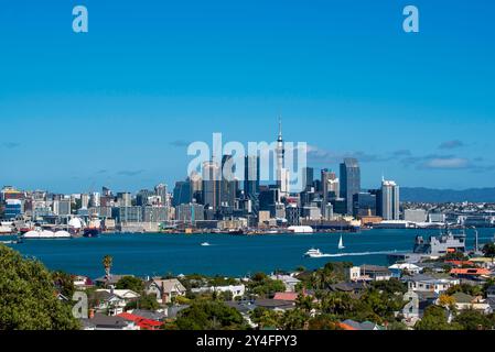 Mit dem Vorort Devonport im Vordergrund bietet sich ein Blick über den Hafen von Auckland zur Innenstadt von Auckland City und dem Sky Tower in Neuseeland Stockfoto