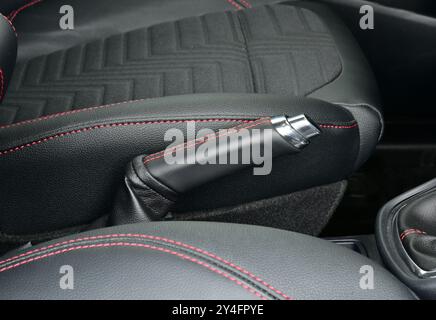 Manuelle Bremse im Innenraum des modernen Autos. Feststellbremse des Fahrzeugs. Stockfoto