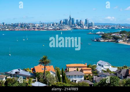 Der Blick vom Maungauika / North Head Historic Reserve über Duders Beach über den Hafen von Auckland in Richtung der Stadt in Neuseeland Stockfoto