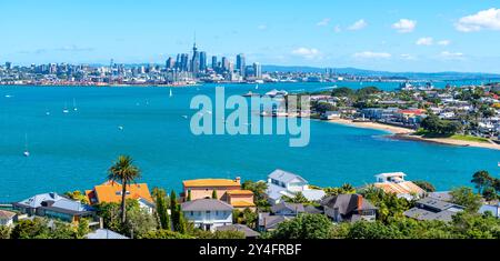 Ein Panoramablick von Maungauika / North Head Historic Reserve über Duders Beach über den Hafen von Auckland in Richtung der Stadt in Neuseeland Stockfoto