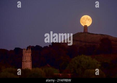 Ernten Sie den Supermond, der über Glastonbury Tor mit der St. Johns Church im Vorfeld 09/2024 aufsteigt Stockfoto