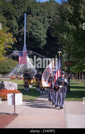 Mit der Flagge im Hintergrund wird die Westceter County Police march & Open die Gedenkzeremonie am 11. September in Valhalla, Westchester, NY, eröffnet Stockfoto