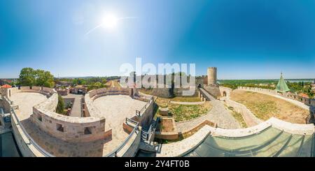 Panoramablick auf die Belgrader Festung am sonnigen Sommertag mit alten Mauern und Stadtmauern mit Belgrader Stadt im Hintergrund in Serbien Stockfoto