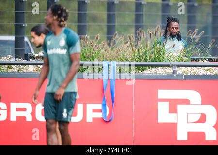 Rotterdam, Niederlande. September 2024. Rotterdam - Jordan Lotomba von Feyenoord während des Trainings von Feyenoord zur Vorbereitung des Champions-League-Duells gegen Bayer 04 Leverkussen im Trainingskomplex 1908 am 18. September 2024 in Rotterdam, Niederlande. Credit: Box to Box Pictures/Alamy Live News Stockfoto