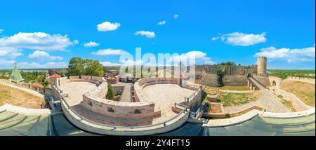 Panoramablick auf die Belgrader Festung in Serbien an einem sonnigen Sommertag, mit alten Mauern und Türmen, mit Zusammenfluss von Save und Donau Stockfoto