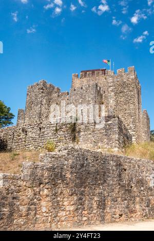 Castelo de Pombal (Schloss Pombal) aus dem 12. Jahrhundert, Leiria, Portugal. 1811 von französischen Truppen schwer beschädigt, wurde es in den 1930er Jahren stark restauriert Stockfoto