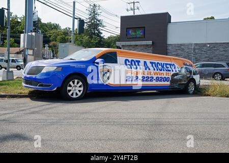 Ein Lincoln Limo aus dem Jahr 2013 mit Werbung für die Anwaltskanzlei Cooper, um Klienten mit Verkehrsscheinen zu vertreten. Parken in Monsey, Rockland County, New York. Stockfoto