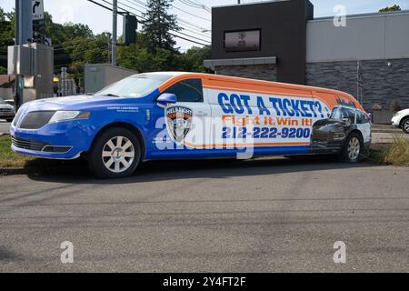 Ein Lincoln Limo aus dem Jahr 2013 mit Werbung für die Anwaltskanzlei Cooper, um Klienten mit Verkehrsscheinen zu vertreten. Parken in Monsey, Rockland County, New York. Stockfoto