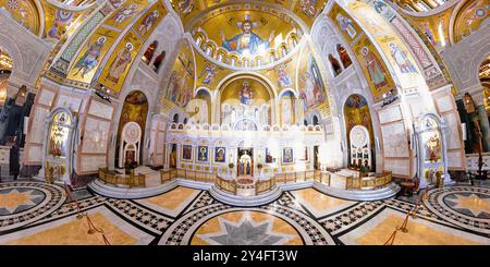Belgrad, Serbien 1. September 2024: 360 Blick von oben in die orthodoxe Kirche, den Tempel der Heiligen Sava in Belgrader Hauptstadt Serbiens. Zeigt komplizierte Elemente Stockfoto