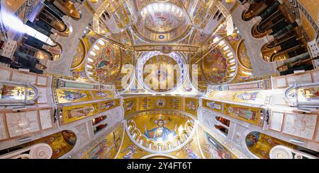 Belgrad, Serbien 1. September 2024: 360 Blick von oben in die orthodoxe Kirche, den Tempel der Heiligen Sava in Belgrader Hauptstadt Serbiens. Zeigt komplizierte Elemente Stockfoto