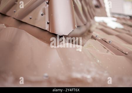 Nahaufnahme des robusten braunen Metalldeckels mit modernen Design-Elementen. Stockfoto