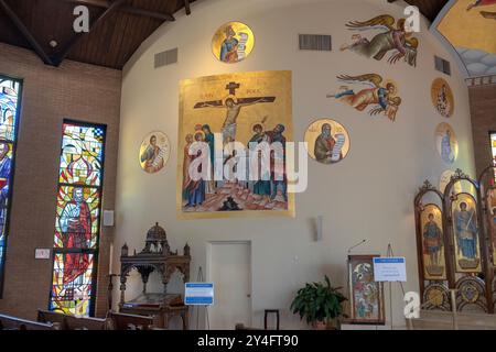 Das Innere der Heiligen Dreifaltigkeitskirche in New Rochelle zeigt eine Kreuzigungsszene und einen Teil der Fenster und des Altars. Stockfoto