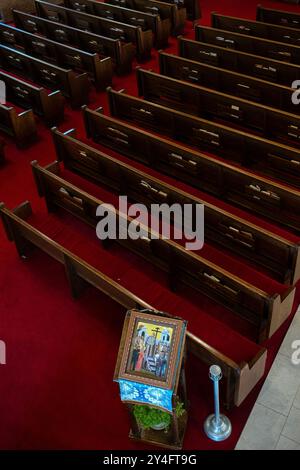 Das Innere der Holy Trinity Greek Orthodox Church in New Rochelle, Westchester, New York mit Reihen leerer Bänke. Stockfoto