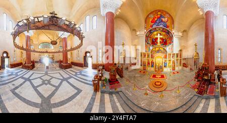 Belgrad, Serbien 1. September 2024: Ein Blick von oben aus der orthodoxen Kirche des Heiligen Markus in Belgrad, Serbien, mit Sonnenlicht, das durch die Kirche strömt Stockfoto