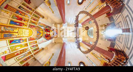 Belgrad, Serbien 1. September 2024: Ein Blick von oben aus der orthodoxen Kirche des Heiligen Markus in Belgrad, Serbien, mit Sonnenlicht, das durch die Kirche strömt Stockfoto