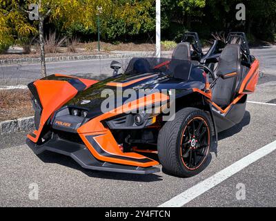 Ein orangefarbener und schwarzer Polaris Slingshot SLR-Roadster mit 3 Rädern parkt im Towne Center in Somers in Westchester, New York. Stockfoto