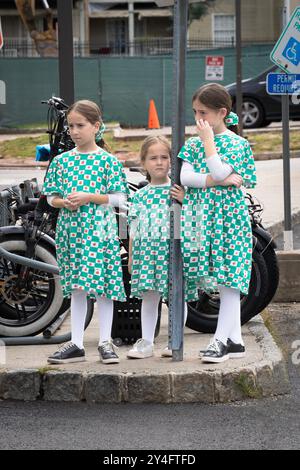 3 bescheiden gekleidete orthodoxe jüdische Schwestern warten auf eine Fahrt auf einem Parkplatz in Monsey, Rockand County, New York. Stockfoto