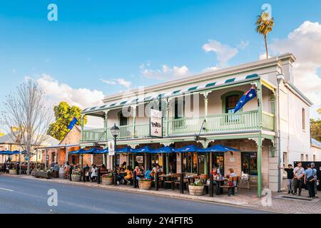 Hahndorf, Adelaide Hills, Südaustralien - 1. Mai 2021: Gäste beim Abendessen im deutschen Restaurant Hahndorf Inn von der Main Street aus Stockfoto