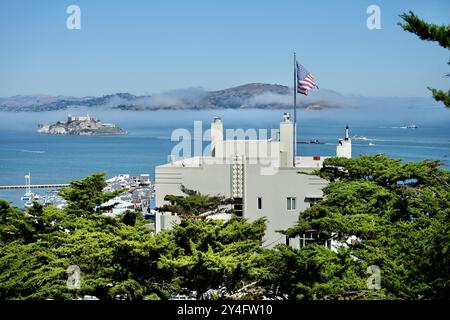 Blick auf Lombard St und Kearny St vom Coit Tower mit Alcatraz Island dahinter. Stockfoto