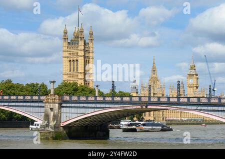 London, Großbritannien. Lambeth Bridge und die Houses of Parliament von Albert Embankment Gardens am South Bank aus gesehen Stockfoto