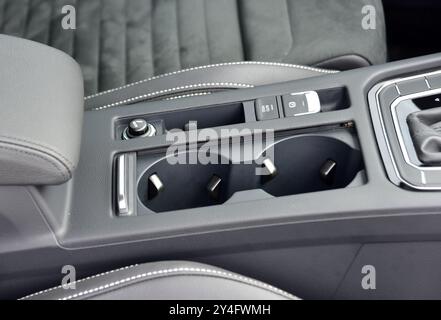 Getränkehalter an der Konsole im Auto. Teil des Innenraums des Autos Stockfoto