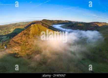 Am frühen Morgen wirbelt Nebel um das Tal und küsst die Basis der Thorpe Cloud. Dovedale Peak District Derbyshire Stockfoto