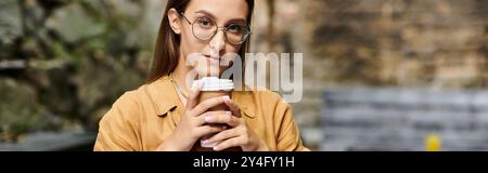 Eine junge Frau entspannt sich in einem Café, genießt ihren Kaffee und nimmt den Alltag selbstbewusst an. Stockfoto