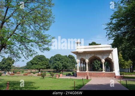 OLD DELHI, INDIEN - 3. NOVEMBER 2022: Sawan Pavilion, Red Fort, Old Delhi, Indien. UNESCO-Weltkulturerbe Stockfoto