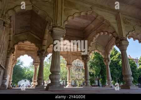 OLD DELHI, INDIEN - 3. NOVEMBER 2022: Sawan Pavilion, Red Fort, Old Delhi, Indien. UNESCO-Weltkulturerbe Stockfoto