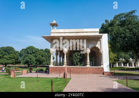 OLD DELHI, INDIEN - 3. NOVEMBER 2022: Sawan Pavilion, Red Fort, Old Delhi, Indien. UNESCO-Weltkulturerbe Stockfoto