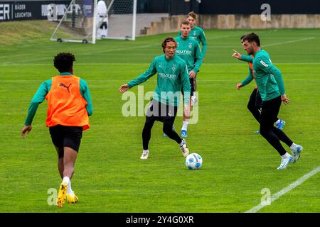 17.09.2024, Fußball: 1. Bundesliga, Saison 2024/2025, Oeffentliches Training, Borussia Mönchengladbach auf dem Trainingsgelaende am Borussia Park in Mönchengladbach. Joe Scally (Borussia Mönchengladbach, #29) geht zum Ball. Dabei Nathan Ngoumou (Borussia Mönchengladbach, #19), Ko Itakura (Borussia Mönchengladbach, #03), Nico Elvedi (Borussia Mönchengladbach, #30) und Luca Netz (Borussia Mönchengladbach, #20). Foto: Kirchner-Media/TH Stockfoto