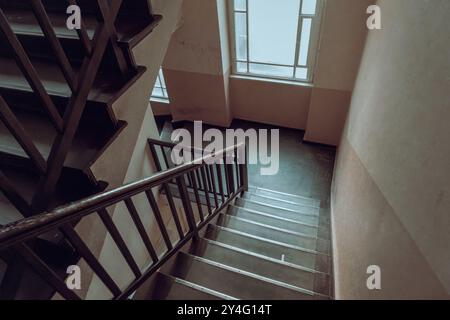 Einblick in eine alte Berliner Treppe, detaillierte Ansicht einer Treppe in Berlin, altes Berliner Gebäude Stockfoto