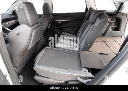 Umgeklappte Rückenlehne eines Rücksitzes im Auto Stockfoto