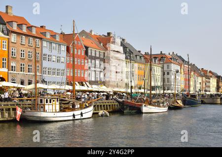 Kopenhagen, Dänemark. September 2024. Blick auf farbenfrohe Häuser in der Gegend von Nyhavn in Kopenhagen. Stockfoto