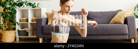 Die junge Frau mit Anorexie führt zu Hause ein Workout durch und zeigt ihre Entschlossenheit und ihr Engagement. Stockfoto