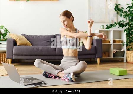 Eine entschlossene junge Frau mit Anorexie nimmt an einem Heimtraining Teil, wobei sie sich auf ihre Gesundheit und Fitness-Routine konzentriert. Stockfoto