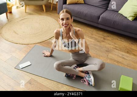 Eine entschlossene junge Frau mit Anorexie führt ihr tägliches Workout zu Hause aus, um Fitness und persönliche Probleme auszugleichen. Stockfoto