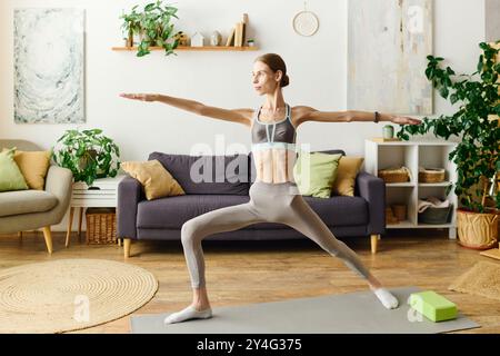 In einem ruhigen Wohnzimmer arbeitet eine junge Frau mit Anorexie fleißig an ihrem täglichen Workout. Stockfoto