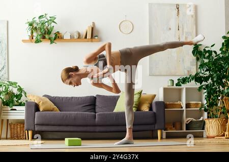 Eine engagierte junge Frau mit Anorexie betreibt zu Hause Yoga und zeigt ihr Engagement für Fitness und Wellness. Stockfoto