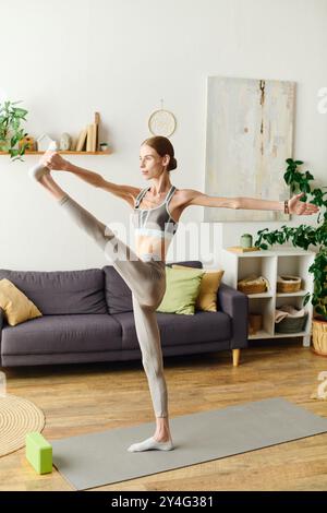 Eine junge Frau mit Anorexie nimmt zu Hause ein fokussiertes Workout Teil und unterstreicht ihr tägliches Engagement für Fitness und Wellness. Stockfoto