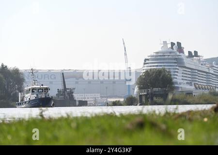 Meyer Werft überführt neues Kreuzfahrtschiff Disney Treasure der neuste Ozeanriese der Werft, die ÂDisney TreasureÂ, wird seit dem Mittag von Papenburg zur Nordseeüberfühtz. Zahlreiche Schaulustige begleitet das Spektakel.. Papenburg Niedersachsen Deutschland *** Meyer Werft überträgt neues Kreuzfahrtschiff Disney Treasure die Werften neuestes Ozeanschiff, die Disney Treasure, wird seit Mittag von Papenburg in die Nordsee überführt zahlreiche Zuschauer begleiten das Spektakel Papenburg Niedersachsen Deutschland Copyright: Xdiebildwerftx Stockfoto