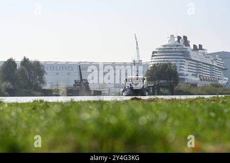 Meyer Werft überführt neues Kreuzfahrtschiff Disney Treasure der neuste Ozeanriese der Werft, die ÂDisney TreasureÂ, wird seit dem Mittag von Papenburg zur Nordseeüberfühtz. Zahlreiche Schaulustige begleitet das Spektakel.. Papenburg Niedersachsen Deutschland *** Meyer Werft überträgt neues Kreuzfahrtschiff Disney Treasure die Werften neuestes Ozeanschiff, die Disney Treasure, wird seit Mittag von Papenburg in die Nordsee überführt zahlreiche Zuschauer begleiten das Spektakel Papenburg Niedersachsen Deutschland Copyright: Xdiebildwerftx Stockfoto