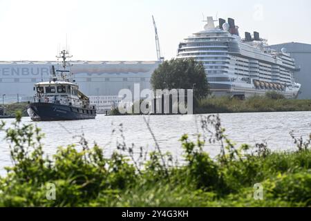 Meyer Werft überführt neues Kreuzfahrtschiff Disney Treasure der neuste Ozeanriese der Werft, die ÂDisney TreasureÂ, wird seit dem Mittag von Papenburg zur Nordseeüberfühtz. Zahlreiche Schaulustige begleitet das Spektakel.. Papenburg Niedersachsen Deutschland *** Meyer Werft überträgt neues Kreuzfahrtschiff Disney Treasure die Werften neuestes Ozeanschiff, die Disney Treasure, wird seit Mittag von Papenburg in die Nordsee überführt zahlreiche Zuschauer begleiten das Spektakel Papenburg Niedersachsen Deutschland Copyright: Xdiebildwerftx Stockfoto