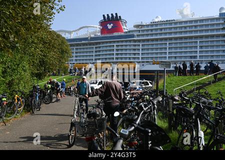 Meyer Werft überführt neues Kreuzfahrtschiff Disney Treasure der neuste Ozeanriese der Werft, die ÂDisney TreasureÂ, wird seit dem Mittag von Papenburg zur Nordseeüberfühtz. Zahlreiche Schaulustige begleitet das Spektakel.. Papenburg Niedersachsen Deutschland *** Meyer Werft überträgt neues Kreuzfahrtschiff Disney Treasure die Werften neuestes Ozeanschiff, die Disney Treasure, wird seit Mittag von Papenburg in die Nordsee überführt zahlreiche Zuschauer begleiten das Spektakel Papenburg Niedersachsen Deutschland Copyright: Xdiebildwerftx Stockfoto