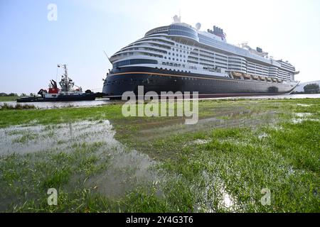 Meyer Werft überführt neues Kreuzfahrtschiff Disney Treasure der neuste Ozeanriese der Werft, die ÂDisney TreasureÂ, wird seit dem Mittag von Papenburg zur Nordseeüberfühtz. Zahlreiche Schaulustige begleitet das Spektakel.. Papenburg Niedersachsen Deutschland *** Meyer Werft überträgt neues Kreuzfahrtschiff Disney Treasure die Werften neuestes Ozeanschiff, die Disney Treasure, wird seit Mittag von Papenburg in die Nordsee überführt zahlreiche Zuschauer begleiten das Spektakel Papenburg Niedersachsen Deutschland Copyright: Xdiebildwerftx Stockfoto