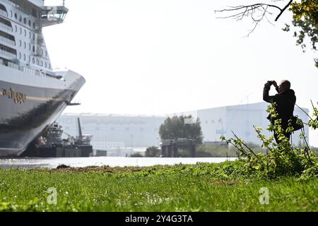 Meyer Werft überführt neues Kreuzfahrtschiff Disney Treasure der neuste Ozeanriese der Werft, die ÂDisney TreasureÂ, wird seit dem Mittag von Papenburg zur Nordseeüberfühtz. Zahlreiche Schaulustige begleitet das Spektakel.. Papenburg Niedersachsen Deutschland *** Meyer Werft überträgt neues Kreuzfahrtschiff Disney Treasure die Werften neuestes Ozeanschiff, die Disney Treasure, wird seit Mittag von Papenburg in die Nordsee überführt zahlreiche Zuschauer begleiten das Spektakel Papenburg Niedersachsen Deutschland Copyright: Xdiebildwerftx Stockfoto