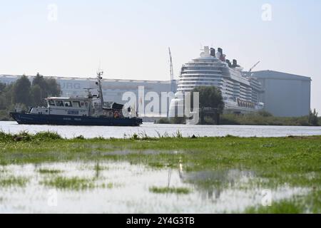 Meyer Werft überführt neues Kreuzfahrtschiff Disney Treasure der neuste Ozeanriese der Werft, die ÂDisney TreasureÂ, wird seit dem Mittag von Papenburg zur Nordseeüberfühtz. Zahlreiche Schaulustige begleitet das Spektakel.. Papenburg Niedersachsen Deutschland *** Meyer Werft überträgt neues Kreuzfahrtschiff Disney Treasure die Werften neuestes Ozeanschiff, die Disney Treasure, wird seit Mittag von Papenburg in die Nordsee überführt zahlreiche Zuschauer begleiten das Spektakel Papenburg Niedersachsen Deutschland Copyright: Xdiebildwerftx Stockfoto