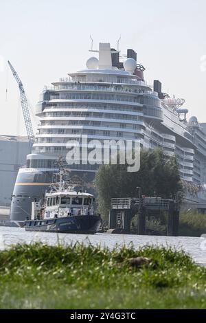 Meyer Werft überführt neues Kreuzfahrtschiff Disney Treasure der neuste Ozeanriese der Werft, die ÂDisney TreasureÂ, wird seit dem Mittag von Papenburg zur Nordseeüberfühtz. Zahlreiche Schaulustige begleitet das Spektakel.. Papenburg Niedersachsen Deutschland *** Meyer Werft überträgt neues Kreuzfahrtschiff Disney Treasure die Werften neuestes Ozeanschiff, die Disney Treasure, wird seit Mittag von Papenburg in die Nordsee überführt zahlreiche Zuschauer begleiten das Spektakel Papenburg Niedersachsen Deutschland Copyright: Xdiebildwerftx Stockfoto