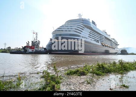 Meyer Werft überführt neues Kreuzfahrtschiff Disney Treasure der neuste Ozeanriese der Werft, die ÂDisney TreasureÂ, wird seit dem Mittag von Papenburg zur Nordseeüberfühtz. Zahlreiche Schaulustige begleitet das Spektakel.. Papenburg Niedersachsen Deutschland *** Meyer Werft überträgt neues Kreuzfahrtschiff Disney Treasure die Werften neuestes Ozeanschiff, die Disney Treasure, wird seit Mittag von Papenburg in die Nordsee überführt zahlreiche Zuschauer begleiten das Spektakel Papenburg Niedersachsen Deutschland Copyright: Xdiebildwerftx Stockfoto